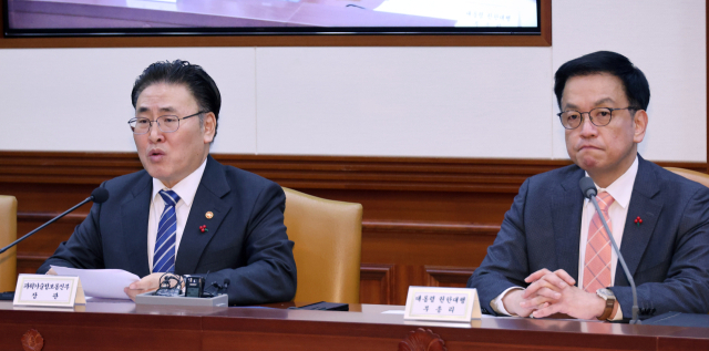 유상임(왼쪽) 과학기술정보통신부 장관이 22일 정부서울청사에서 열린 국정현안관계장관회의 겸 경제관계장관회에서 발언하고 있다. 오른쪽은 최상목 대통령 권한대행 부총리 겸 기획재정부 장관. 연합뉴스