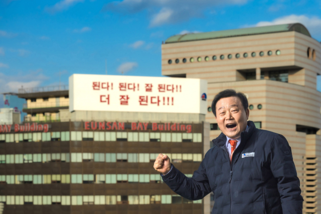 양재생 회장이 본사 빌딩에서 포즈를 취하고 있다. 은산해운항공 제공