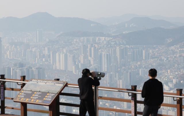 부산 지역 초미세먼지 농도가 ‘나쁨’ 수준을 보인 22일 오전 부산 황령산 전망대에서 바라본 부산 동구 일대 도심이 희뿌연 모습을 보이고 있다. 정종회 기자 jjh@