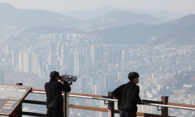 22일 오전 부산 황령산 전망대에서 바라본 부산 동구와 중구 일대 도심이 희뿌연 모습을 보이고 있다. 정종회 기자 jjh@