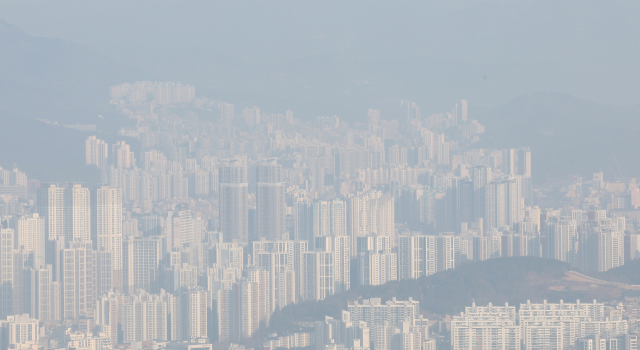 22일 오전 부산 황령산 전망대에서 바라본 동래구와 금정구 일대 도심이 희뿌연 모습을 보이고 있다. 정종회 기자 jjh@
