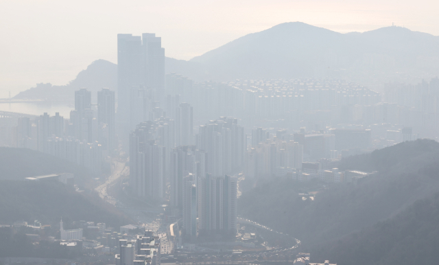 22일 오전 부산 황령산에서 바라본 남구 일대 도심이 희뿌연 모습을 보이고 있다. 정종회 기자 jjh@