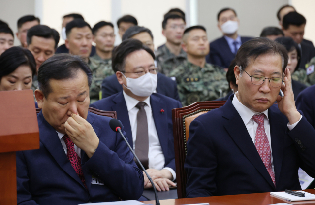 22일 서울 여의도 국회에서 열린 '윤석열 정부의 비상계엄 선포를 통한 내란 혐의 진상규명 국정조사 특별위원회' 1차 청문회에서 이상민 전 행정안전부 장관(왼쪽)과 박성재 법무부 장관이 출석해 질의를 듣고 있다. 연합뉴스
