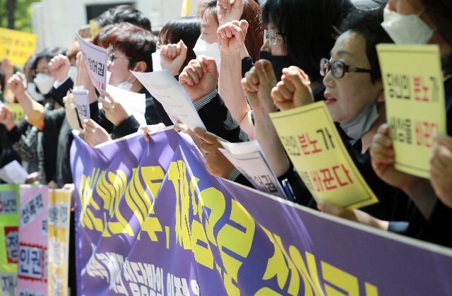 2020년 5월 6일 오후 부산 연제구 부산지방법원에서 열린 성폭력 피해자 정당방위 인정을 위한 재심 청구 기자회견에서 참가자들이 구호를 외치고 있다. 1964년 성폭행을 시도하려던 가해자의 혀를 깨물었다가 중상해죄로 유죄를 선고받았던 최말자 씨는 이날 56년 만에 재심을 청구했다. 연합뉴스