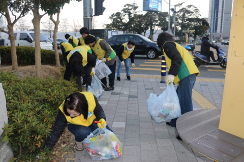 신천지자원봉사단 부산동부지부 봉사자들이 동구 범일동 일대에서 쓰레기와 낙엽을 수거하고 있다.