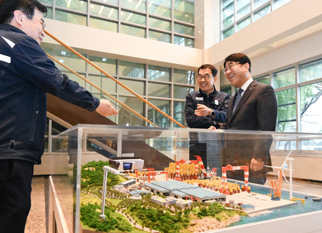 지역 조선해양기자재업을 방문한 방성빈 부산은행장. 부산은행 제공