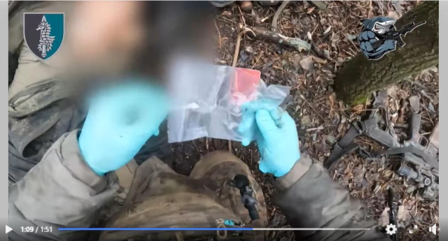 우크라이나군이 시신에서 타액 채취하는 모습. 우크라이나 특수작전부대 페이스북 캡처