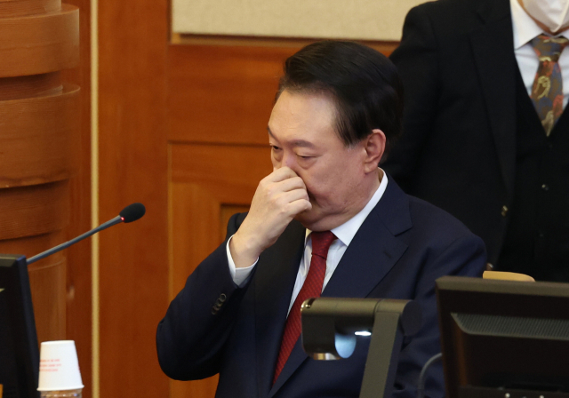 윤석열 대통령이 고위공식자범죄수사처(공수처)의 조사를 거부하며 공수처 수사에 진척이 없는 상황이 이어지고 있다. 지난 21일 헌법재판소에서 열린 탄핵심판 3차 변론에 출석한 윤 대통령. 연합뉴스