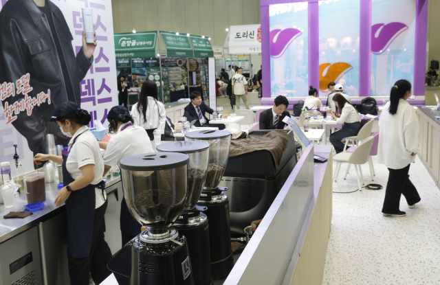 지난해 9월 부산 벡스코 제2전시장에서 열린 ‘2024 부산창업박람회’에서 시민들이 커피 디저트 등 창업 전시 부스를 둘러보고 있다. 부산일보DB