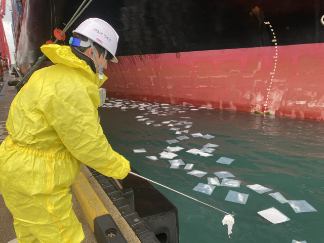 지난해 2월 울산 컨테이너부두에서 발생한 해양오염사고 현장에서 방제작업중인 해양경찰 모습. 남해해양경찰청 제공