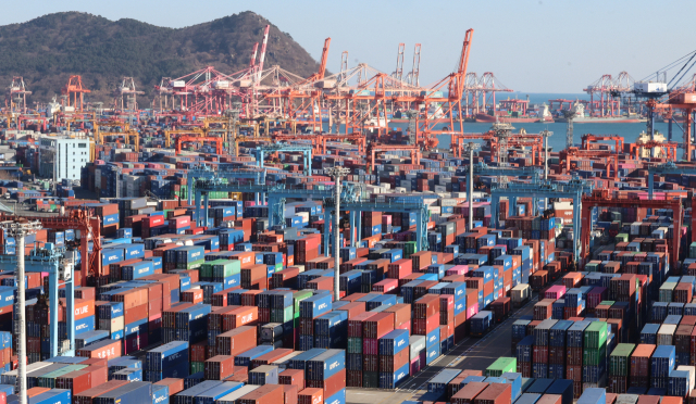 지난해 한국경제가 내수부진과 계엄사태 등 정치적 불확실성 여파 등에 2% ‘턱걸이 성장’에 그쳤다. 부산항 신감만부두와 감만부두, 신선대부두에 수출입 화물이 쌓여있다. 연합뉴스
