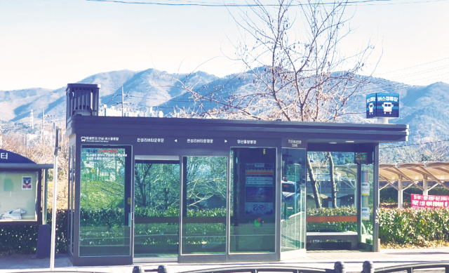 지난해 고향사랑기부금으로 만들어진 스마트 버스정류장 전경. 양산시 제공