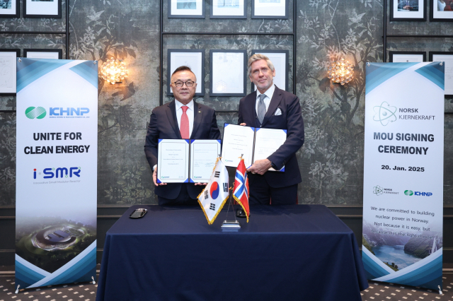 한수원이 원자력이 20일(현지시간) 노르웨이 오슬로에서 노르웨이 민영 SMR 개발사인 노르스크 슈례녜크레프트(NK)와 업무협약을 체결했다. 왼쪽부터 황주호 한수원 사장, 요니 헤스타머(Jonny Hesthammer) NK CEO. 한수원 제공
