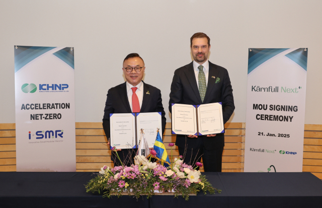 한수원이 21일(현지시간) 스웨덴 스톡홀름에서 스웨덴 민영 SMR 개발사인 쉔풀 넥스트(KNXT)와 업무협약을 체결했다. 왼쪽부터 황주호 한수원 사장, 크리스티안 셸란더 KNXT CEO. 한수원 제공