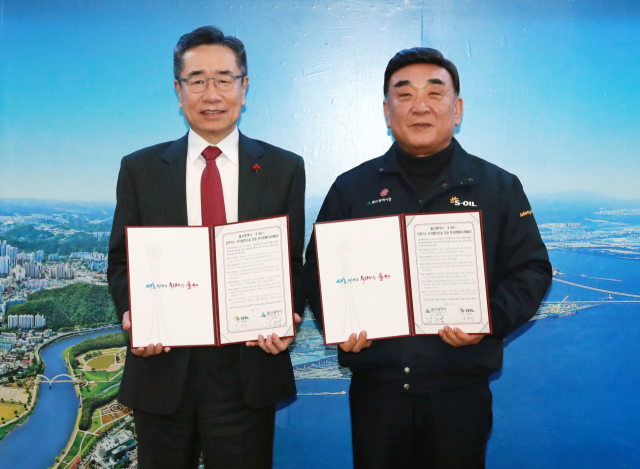 김두겸 울산시장(오른쪽)과 박종수 에쓰오일 사장이 23일 울산시청 시장실에서 ‘천연가스 자가발전시설 건립을 위한 투자협약’을 체결한 뒤 기념촬영을 하고 있다. 울산시 제공