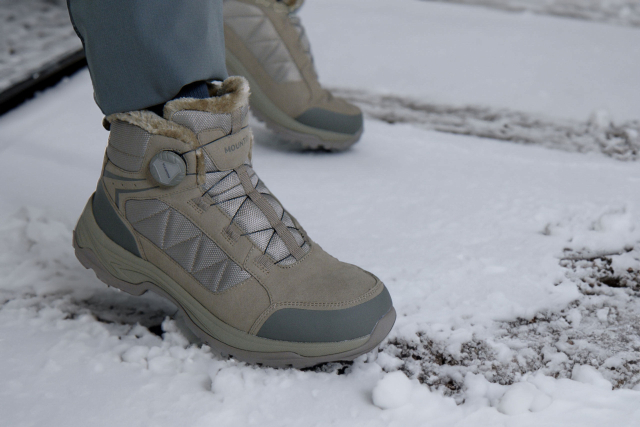 마운티아의 겨울 하이킹화 ‘아토웜 헬리오’. 마운티아 제공