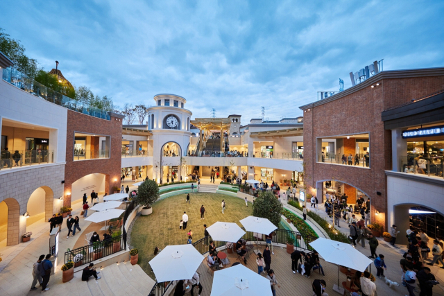 아웃렛 업계가 최장 9일의 ‘황금 설 연휴’를 맞아 대대적인 프로모션 등을 실시한다. 다음 달 2일까지 ‘홀리데이 힐링 페스타’를 진행하는 신세계사이먼 부산 프리미엄 아울렛의 전경. 신세계사이먼 부산 프리미엄 아울렛 제공