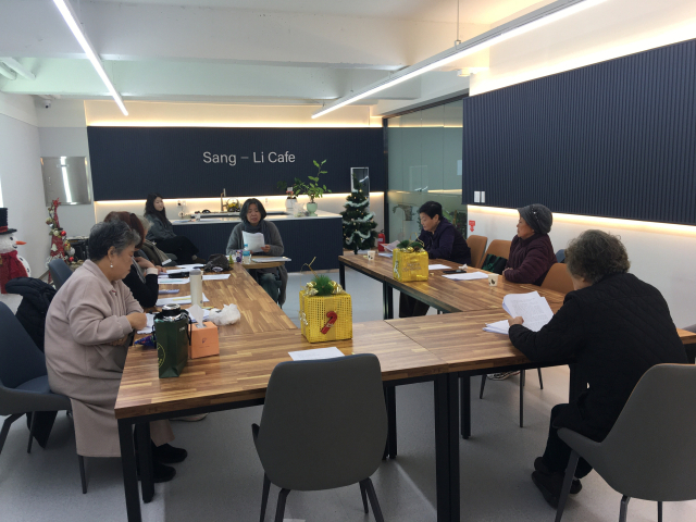 지난해 12월 부산 영도구 동삼동 상리종합복지관에 있는 상리카페에서 동네 주민들이 자서전을 작성하는 모습. 상리카페 역시 이번 사업으로 동네에 처음 생긴 카페다. 상리종합복지관 제공
