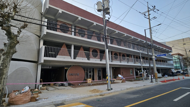 진주시가 침체된 원도심 활성화를 위해 이달 말 준공 예정인 중안지구 공영주차타워.