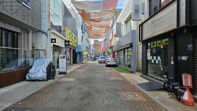 사진은 인적을 찾기 어려운 로데오거리 모습.