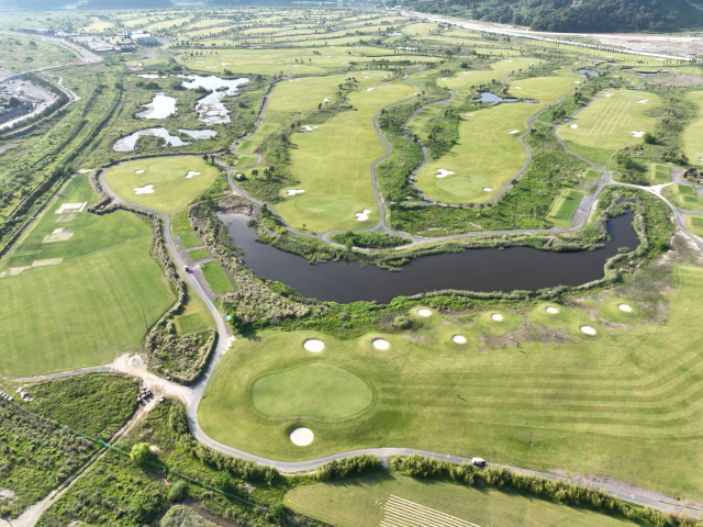 경남 창원시 진해구 웅동1지구 아라미르 골프장 전경 사진. 아라미르 제공