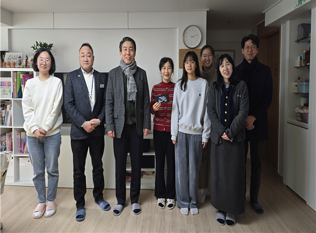 해양수산인재개발원(원장 양병채)은 설 명절을 맞아 23일 부산 기장군 소재 사회복지시설 ‘단비그룹홈’을 찾아 상품권과 기부물품을 전달했다. 해양수산인재개발원 제공