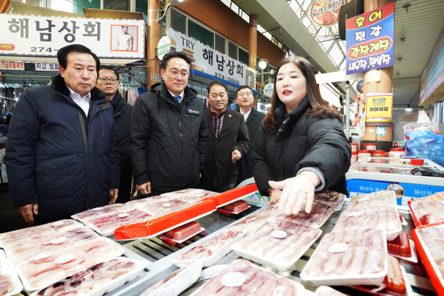 강도형 해양수산부 장관이 23일 목포 동부시장 수산물 점포를 둘러보며 성수품 수급·가격 동향 점검하고 있다. 해수부 제공