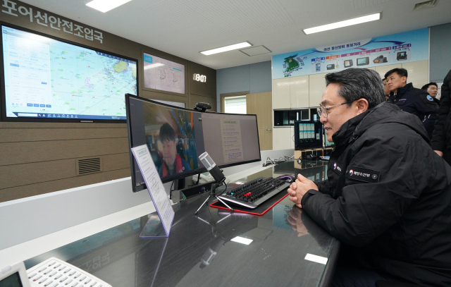 강도형 해양수산부 장관이 23일 전남 목포시 목포어선안전조업국에서 안전 점검을 실시하고 있다. 해수부 제공