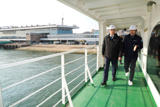 강도형(왼쪽) 해양수산부 장관은 23일 설 명절을 앞두고 목포항연안여객선터미널을 찾아 여객선터미널과 여객선의 안전관리 현황을 점검했다.해수부 제공