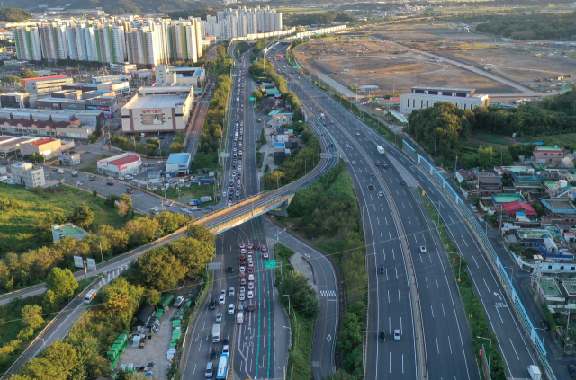 진주와 사천을 연결하는 주 간선도로인 국도 3호선. 만성적인 교통체증이 발생함에 따라 국도대체우회도로 신설 필요성이 제기돼 왔다. 진주시 제공