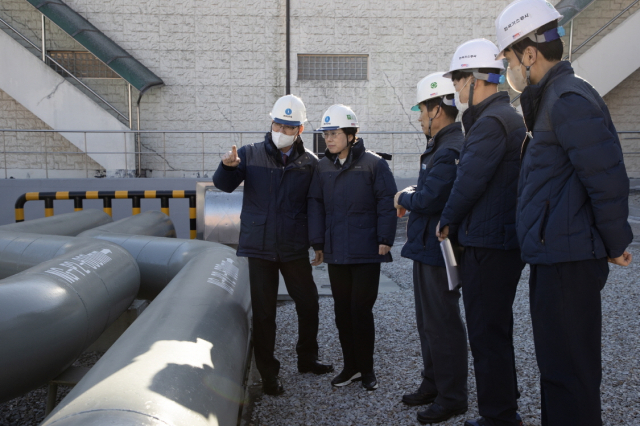 최연혜(왼쪽 두 번째) 한국가스공사 사장은 설 연휴를 앞둔 24일 서울지역본부 군자관리소 안전 점검에 나섰다. 가스공사 제공