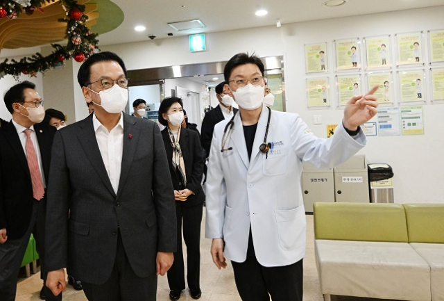 최상목 대통령 권한대행 부총리 겸 기획재정부 장관이 24일 설 연휴 비상진료체계 점검하기 위해 서울 성북구 성북우리아이들병원 발열크리닉을 방문해 의료진 설명을 듣고 있다. 기재부 제공
