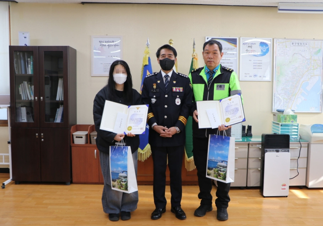 뺑소니 신고로 시민 안전을 지킨 2명의 신고자가 경찰로부터 감사장과 신고 포상금을 받았다. 부산 동부경찰서 제공