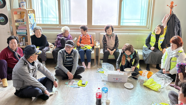 통영경찰서 미수지구대가 설 명절을 맞아 관할 구역 내 범죄 취약 지역을 중심으로 특별방범 활동에 나섰다. 미수지구대 제공