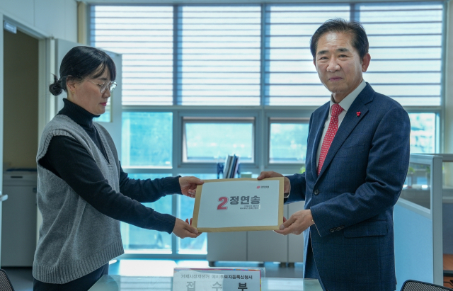 정연송 전 거제해양관광개발공사 사장이 4월 2일 치러지는 거제시장 재선거 국민의힘 공천 경쟁에 합류했다. 24일 거제시선거관리위원회를 찾은 정 전 사장이 예비후보 등록 신청서를 접수하고 있다. 후보 제공