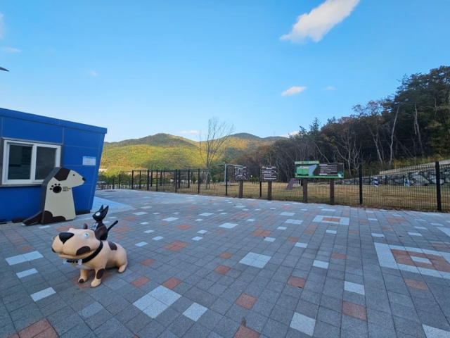 거제시 반려견 놀이터가 2월 4일부터 시범운영한다. 놀이터는 전체 4831㎡ 규모로 소형견과 중대형견을 구분한 놀이공간과 화장실, 관리실 등 편의시설을 갖췄다. 거제시 제공