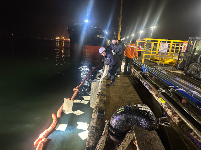 27일 부산 감천항에서 기름이 유출돼 해경이 긴급 방제조치에 나섰다. 부산해양경찰서 제공