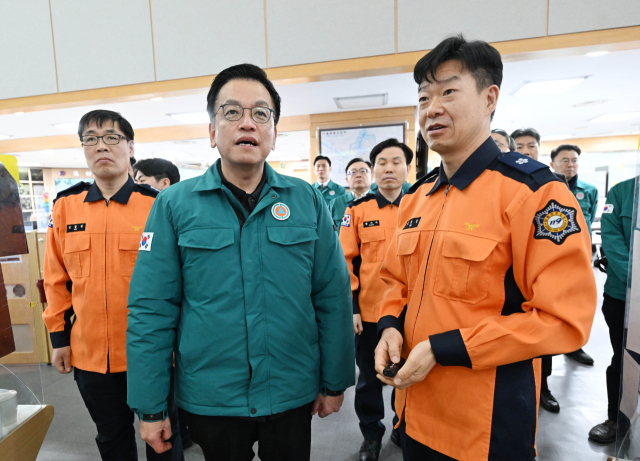 최상목 대통령 권한대행 부총리 겸 기획재정부 장관이 27일 중구 서울종합방재센터를 방문해 설 명절 화재예방 및 응급환자 이송대책을 점검하고 있다. 기재부 제공