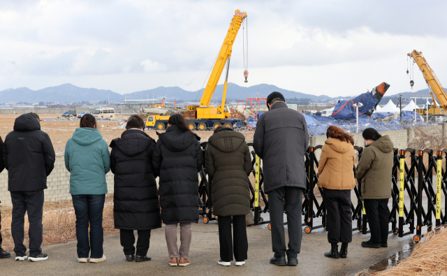 제주항공 여객기 참사 열흘째인 7일 전남 무안군 무안국제공항 사고 현장을 찾은 화성 아리셀 참사 유가족들이 희생자를 애도하고 있다. 연합뉴스