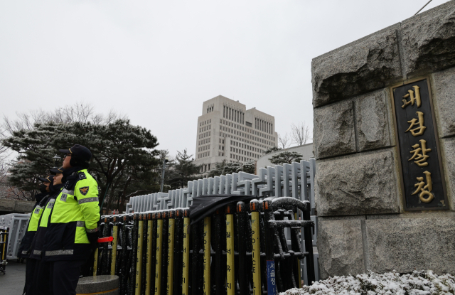 27일 오전 서울 서초동 대검찰청 앞에 경찰이 배치돼 있다. 지난 26일 검찰 비상계엄 특별수사본부는 윤석열 대통령을 구속기소했다. 연합뉴스