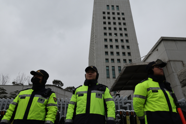 27일 오전 서울 서초동 대검찰청 앞에 경찰이 배치돼 있다. 지난 26일 검찰 비상계엄 특별수사본부는 윤석열 대통령을 구속기소했다. 연합뉴스
