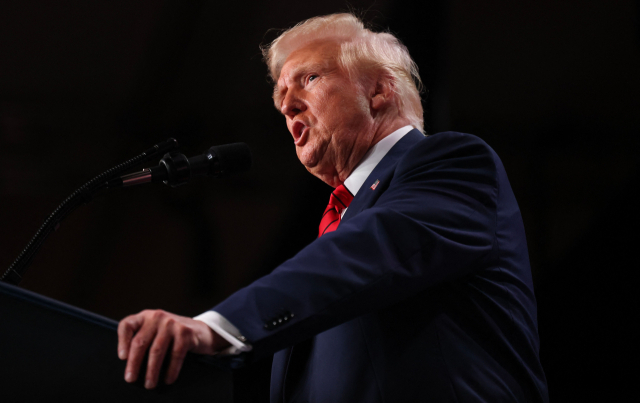 도널드 트럼프 미국 대통령이 27일(현지 시간) 플로리다주 자신의 골프클럽에서 진행 중인 공화당 연방하원 콘퍼런스에서 연설을 하고 있다. AFP연합뉴스