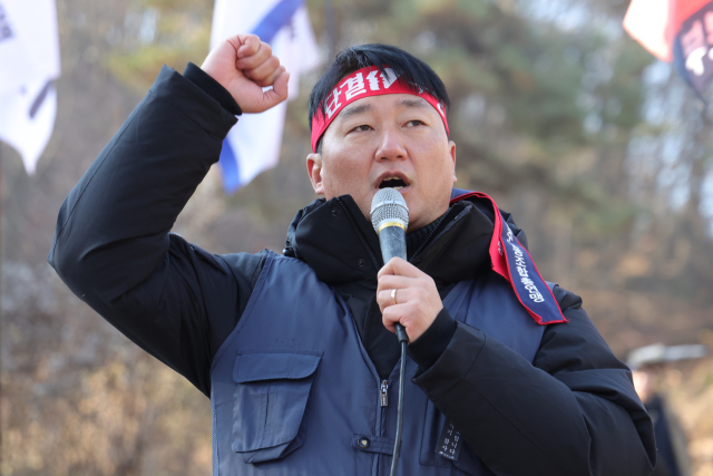 지난 2일 경기도 남양주시 모란공원 전태일 열사 묘역에서 열린 전국민주노동조합총연맹 시무식에서 양경수 위원장이 구호를 외치고 있다. 연합뉴스
