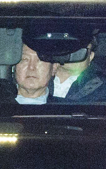 내란 우두머리 혐의로 고위공직자범죄수사처에 체포돼 첫날 조사를 마친 윤석열 대통령이 15일 오후 경기 의왕시 서울구치소로 향하고 있다. 연합뉴스