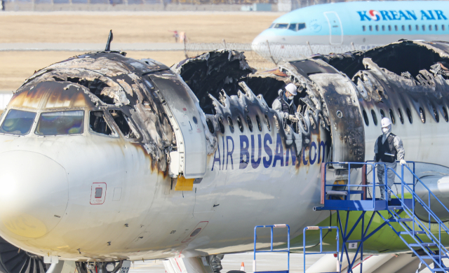 지난 28일 김해국제공항 계류장에서 불에 탄 홍콩행 에어부산 BX391편 항공기(기종 A321). 김종진 기자 kjj1761@