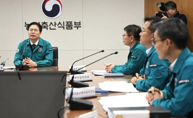 농림축산식품부 강형석 농업혁신정책실장이 지난 21일 정부세종청사 농식품부 재난상황실에서 아프리카돼지열병 중앙사고수습본부 회의를 주재하고 있다. 연합뉴스