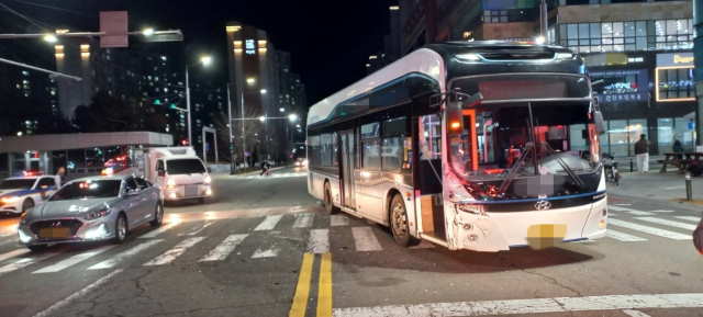 30일 오후 9시 5분께 진주시 충무공동 한국토지주택공사(LH) 앞 사거리에서 시내버스와 개인택시가 충돌했다. 독자 제공