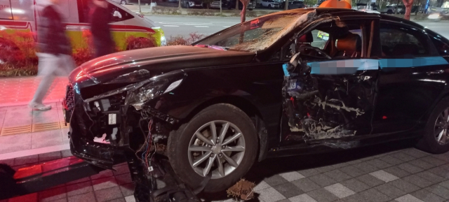 택시 운전사 A 씨와 시내버스에 타고 있던 탑승자 10여 명 중 2명이 부상을 입고 병원으로 후송됐다. 독자 제공