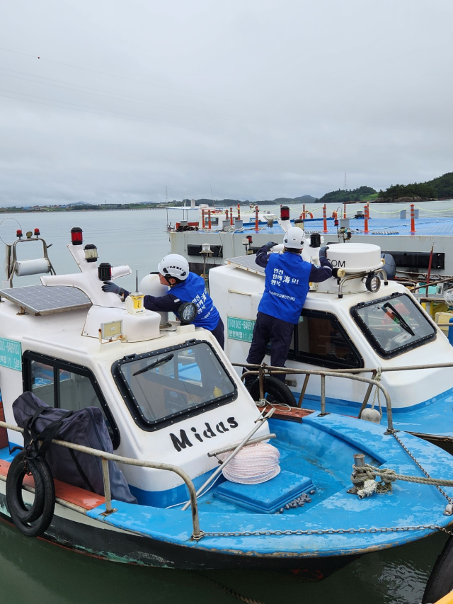 한국해양교통안전공단(KOMSA)이 ‘선박 안전진단 서비스’를 통해 선박 점검을 하고 있는 모습. KOMSA 제공