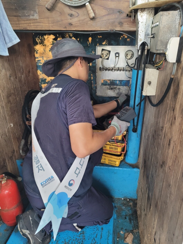 한국해양교통안전공단(KOMSA)이 상호결연 어촌계를 대상으로 ‘선박안전진단서비스’를 제공 중인 모습. KOMSA 제공